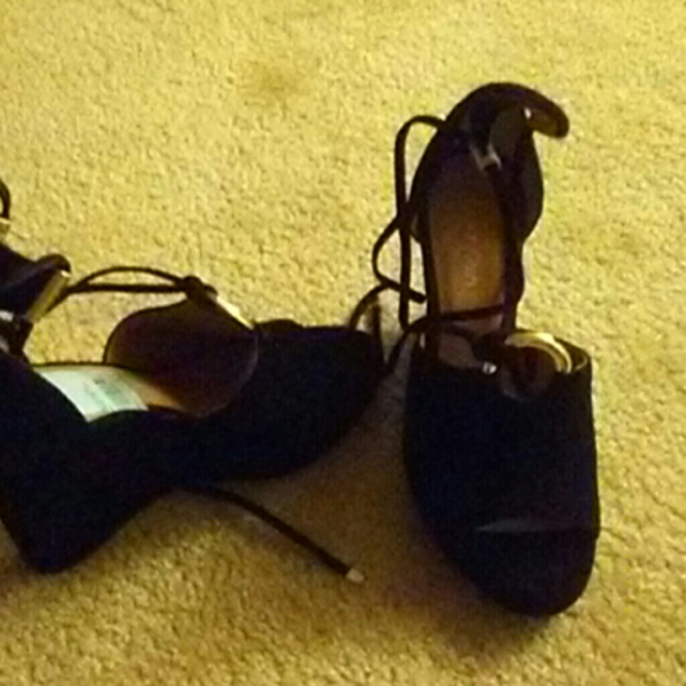 Shoes - Picture 4 of 6